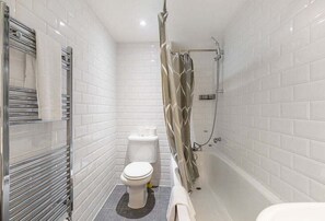 Chuveiro, secador de cabelo, toalhas de banho 