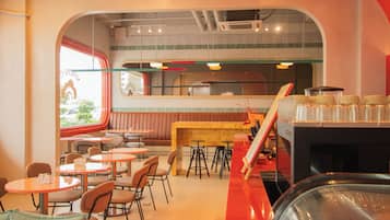 2 restaurants, breakfast served