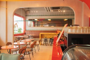 2 restaurants, breakfast served