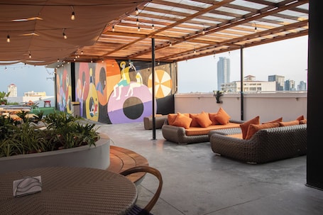 2 restaurants, breakfast served