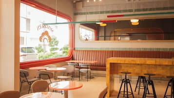 2 restaurantes, se sirve desayuno