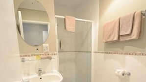 Standard Double Room | Bathroom - Sai Motel (Auckland)