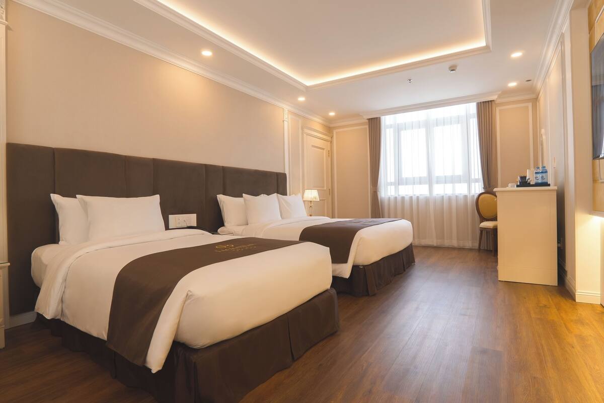 Deluxe Triple Room (LaChateau Deluxe Triple) | Peralatan tempat tidur premium, busa memori, bar mini percuma 