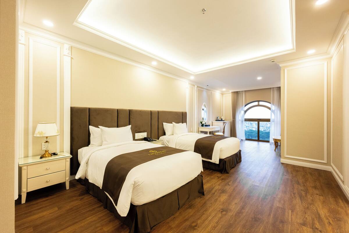 Quarto duplo júnior | Cofres nos quartos, escrivaninha, Wi-Fi de cortesia, roupa de cama