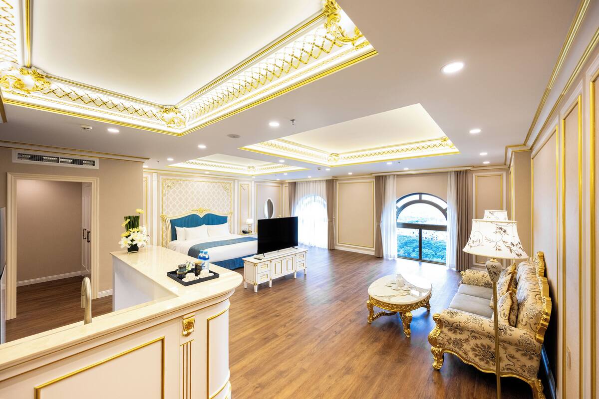 Double Room (Grand LaChateau) | Pemandangan dari bilik