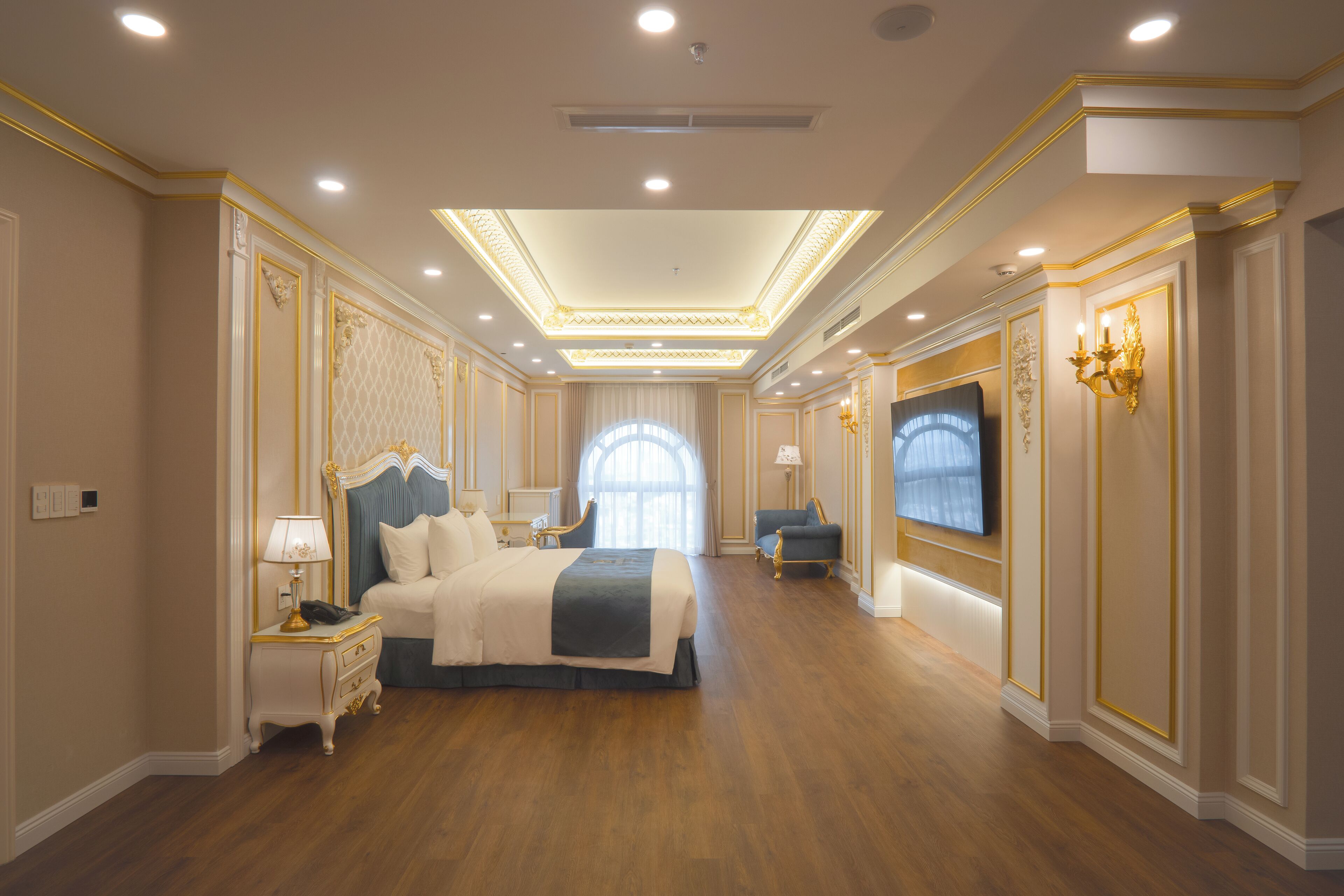 LaChateau President | Premium bedding, memory foam beds, free minibar, in-room safe