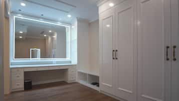 LaChateau President | In-room safe, desk, free WiFi, bed sheets