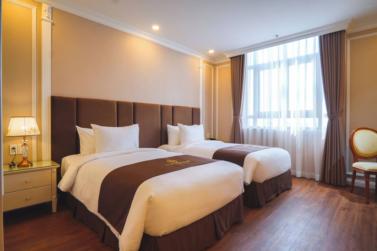 Quarto duplo superior, vista para a cidade | Cofres nos quartos, escrivaninha, Wi-Fi de cortesia, roupa de cama