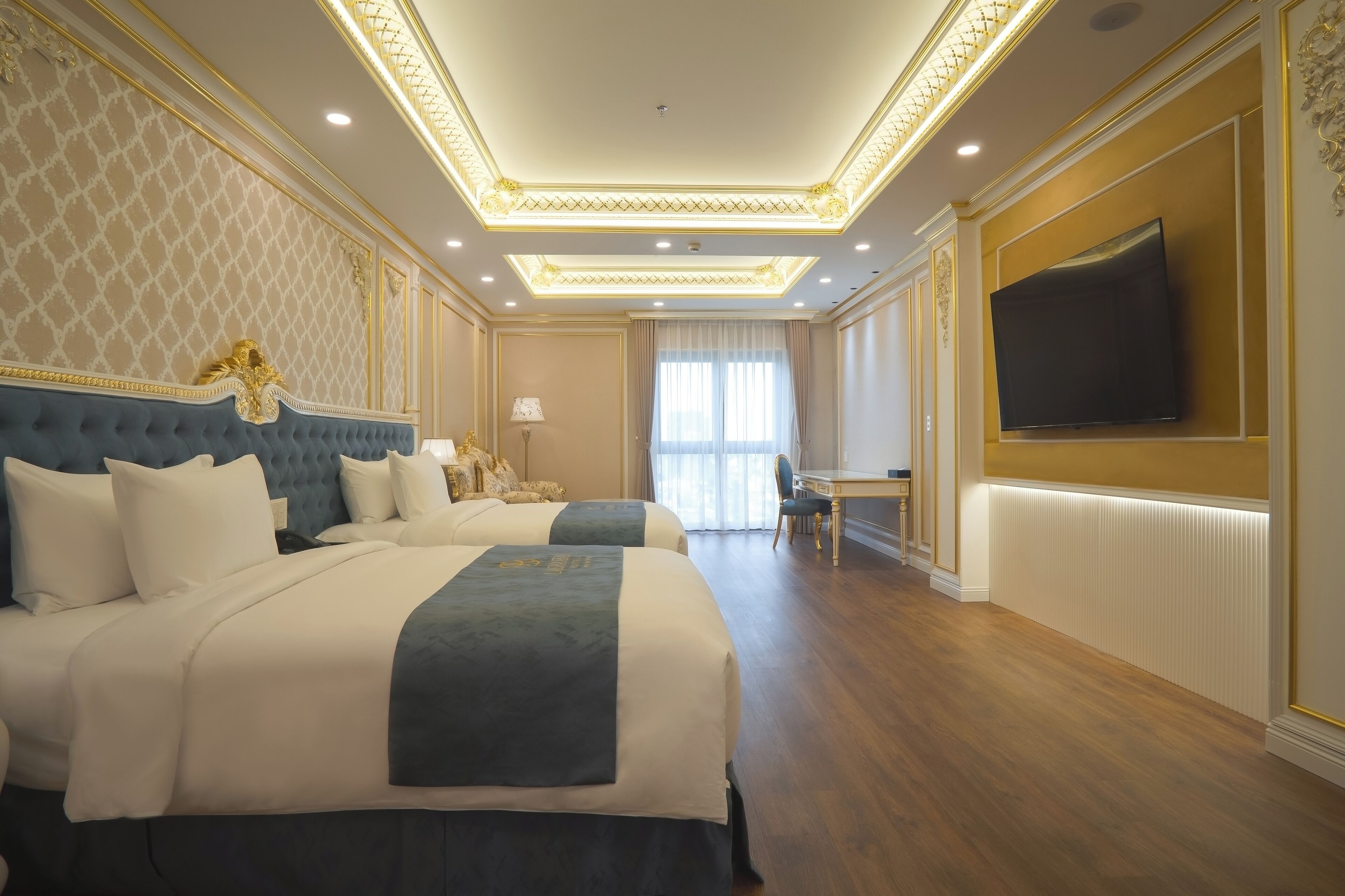 LaChateau President | In-room safe, desk, free WiFi, bed sheets