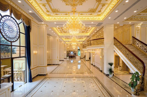 2 bars/lounges