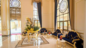 Área de estar no saguão