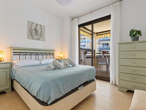 1 chambre, fer et planche à repasser, accès Internet, draps fournis