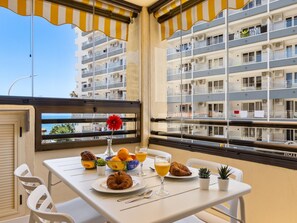 Outdoor dining - Montemar Puerto - Beachfront, Terrace, Swimming Pool. Sea Views (Torremolinos)