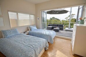 4 bedrooms, iron/ironing board, WiFi, bed sheets