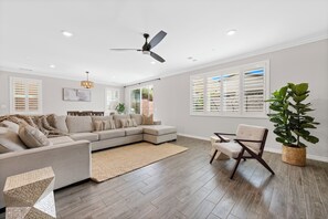 Smart-TV, Kamin, Bücher, Musikbibliothek