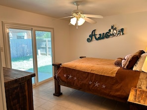 2 bedrooms, iron/ironing board, WiFi, bed sheets - Austin's Best Kept Secret, 12m to downtown, 2BR/2BA,1 Car/garage! (Austin)