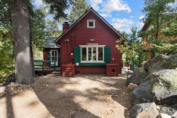 Vista frontal de la propiedad