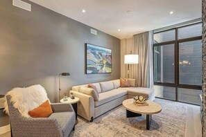 Smart-tv, een open haard en een kantoor