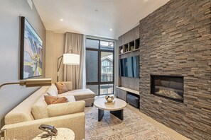 Smart TV, fireplace
