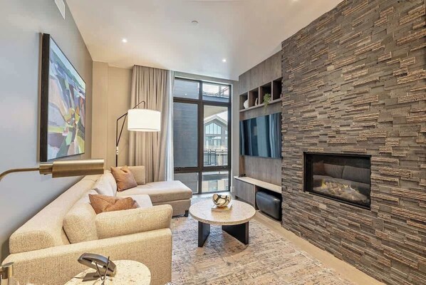 Smart-tv, een open haard en een kantoor