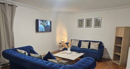 3 Bed House - Sleeps 6 - Parking - Wifi