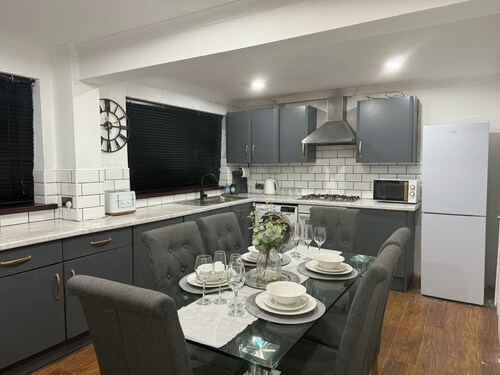 3 Bed House - Sleeps 6 - Parking - Wifi