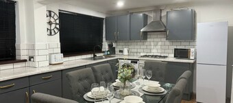 3 Bed House - Sleeps 6 - Parking - Wifi