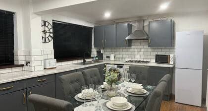 3 Bed House - Sleeps 6 - Parking - Wifi