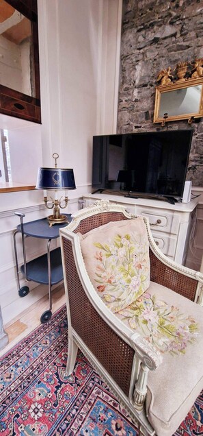 Televisión, chimenea, estéreo