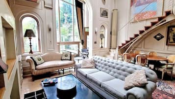 TV, fireplace, stereo