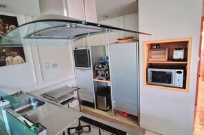 Kühlschrank, Mikrowelle, Ofen, Herdplatte