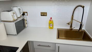 Kylskåp, mikrovågsugn, ugn och spishäll