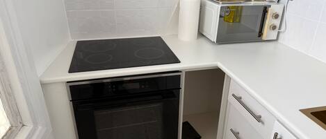 Réfrigérateur, four à micro-ondes, un four, surface de cuisson