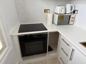 Fridge, microwave, oven, stovetop - Studio Sleeps 2 with Air Conditioning (Croydon)
