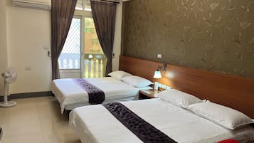 家庭四人房, 阳台, 庭院景观 | 免费 WiFi