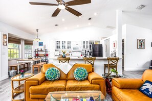 Smart TV - Spacious Outdoor Seating, Beautifully Decorated, Prime Features (Gainesville)