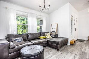 Smart TV - Spacious Outdoor Seating, Beautifully Decorated, Prime Features (Gainesville)