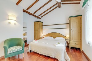 8 bedrooms, iron/ironing board, free WiFi, bed sheets