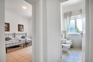 Shower, bidet, towels
