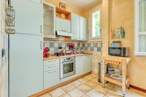 Een koelkast, een oven, een kookplaat, een vaatwasser