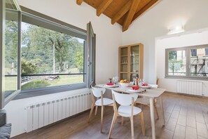 Dining - Viola Apartment, Casalzuigno, Italy (Casalzuigno)