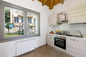 Réfrigérateur, four, plaque de cuisson, cafetière/bouilloire