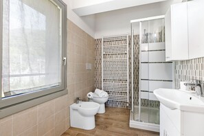 Ducha, secador de pelo, bidet, toallas