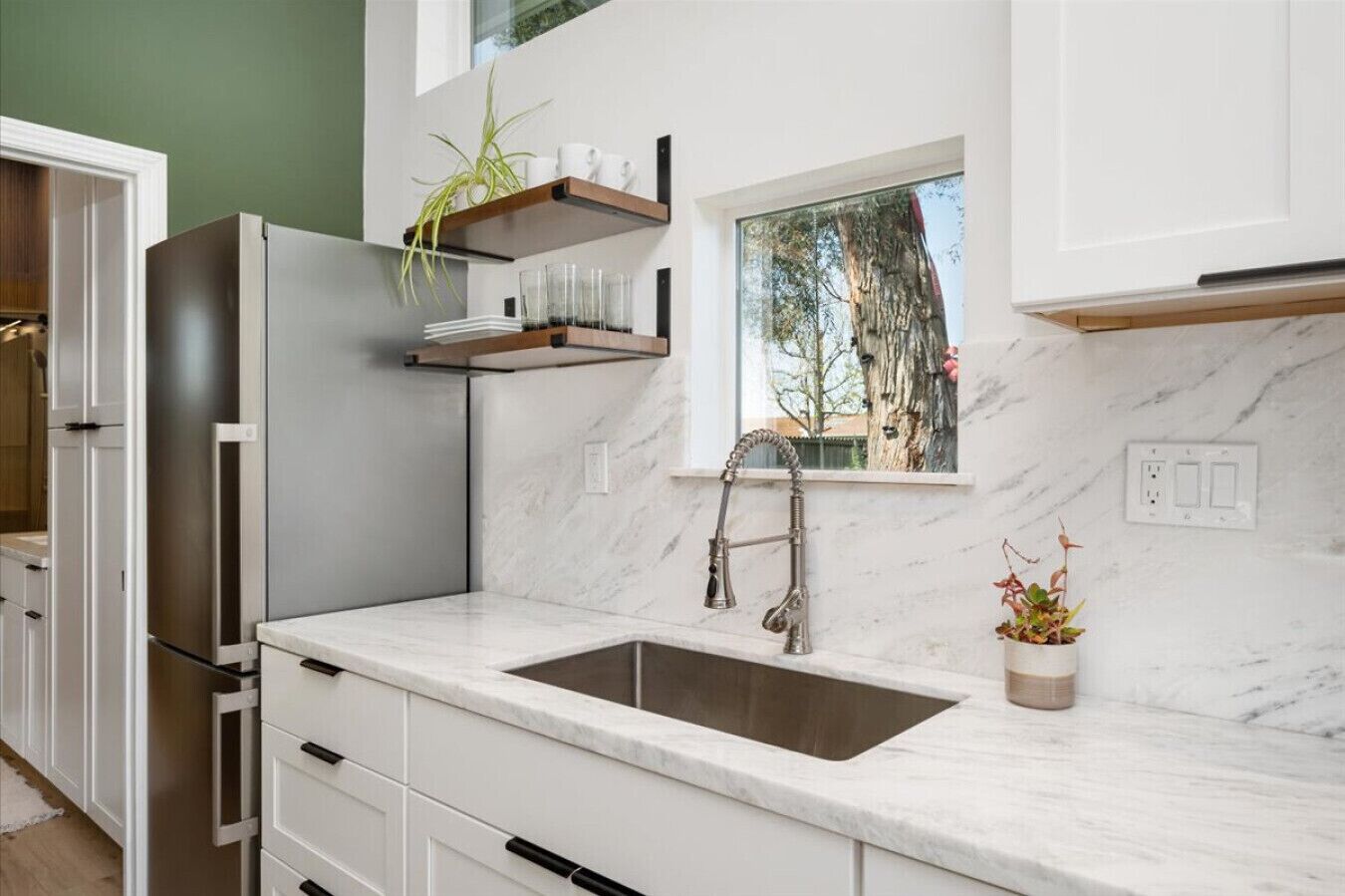 冰箱、微波炉、烤箱、炉灶