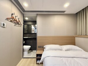 Kamar Double Klasik, pemandangan kota | Tirai kedap cahaya dan Wi-Fi gratis