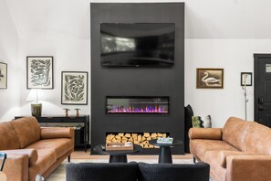 Smart TV, fireplace - Welcome to The Basye Swan (Basye)