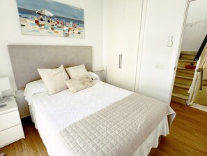 2 室のベッドルーム、アイロン / アイロン台、WiFi (無料)、ベッドシーツ