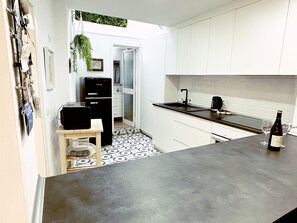 ثلاجة، ميكروويف، فرن، موقد طهي مسطح