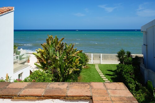Golden Bay beach house by Lica
