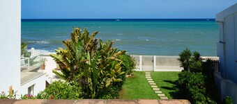 Golden Bay beach house by Lica